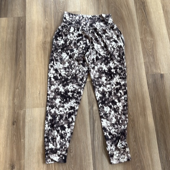 Athleta Salutation High Rise Jogger in Brown White Tie Dye Athletic Pants Medium - Picture 8 of 10